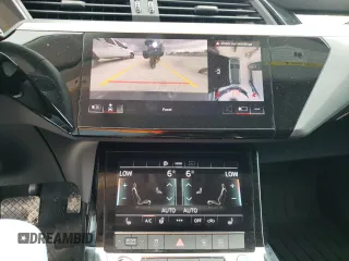2021 Audi e-tron Premium z VIN WA1AAAGE4MB031782, wystawiony jako Copart lot #65578012 z przebiegiem 21 981 mil mil oraz . Historia ofert i sprzedaży dostępna na DreamBid. Obrazek 9.