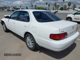 1996 Toyota Camry DX z VIN JT2BG12K8T0368612, wystawiony jako IAAI lot #42248750 z przebiegiem 122 237 mil mil oraz . Historia ofert i sprzedaży dostępna na DreamBid. Obrazek 3.