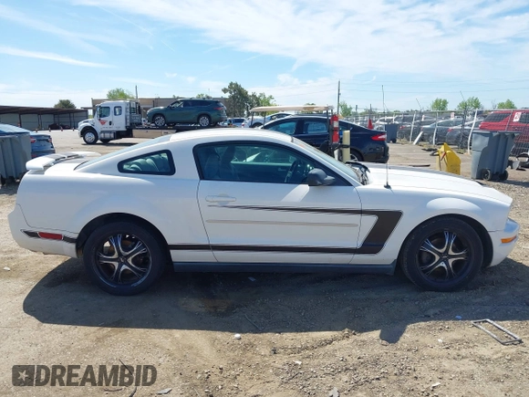 2008 Ford Mustang Deluxe with VIN 1ZVHT80NX85158801, listed as a IAAI auction lot 42015572 with 184,920 mi miles. Bid and sale history available at carsss.com. Image 13.