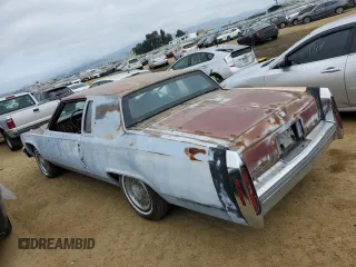 1981 Cadillac Fleetwood z VIN 1G6AB4790B9242220, wystawiony jako Copart lot #88823935 z przebiegiem 57 484 mil mil oraz Szkoda całkowita • Salvage title. Historia ofert i sprzedaży dostępna na DreamBid. Obrazek 2.