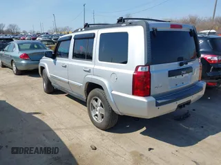 2010 Jeep Commander Sport z VIN 1J4RG4GK2AC105232, wystawiony jako IAAI lot #41790011 z przebiegiem 192 281 mil mil oraz . Historia ofert i sprzedaży dostępna na DreamBid. Obrazek 3.