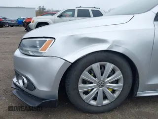 2014 Volkswagen Jetta S z VIN 3VW1K7AJ6EM413671, wystawiony jako IAAI lot #42145258 z przebiegiem 109 211 mil mil oraz . Historia ofert i sprzedaży dostępna na DreamBid. Obrazek 12.