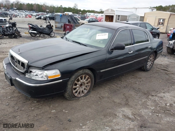 2007 Lincoln Town Car Signature with VIN 1LNHM81V37Y600423, listed as a IAAI auction lot 41258209 with 581,900 mi miles. Bid and sale history available at carsss.com. Image 17.