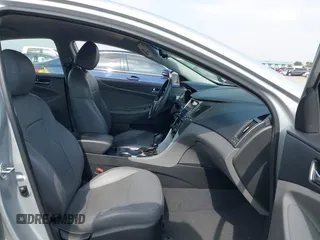 2013 Hyundai Sonata GLS z VIN 5NPEB4AC8DH533528, wystawiony jako IAAI lot #42175240 z przebiegiem 88 841 mil mil oraz . Historia ofert i sprzedaży dostępna na DreamBid. Obrazek 5.
