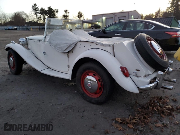 1971 Volkswagen Beetle with VIN 1112313102, listed as a Copart auction lot 82938124 with 3,677 mi miles and Salvage Title. Bid and sale history available at DreamBid. Image 2.