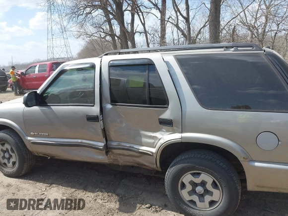 2004 Chevrolet Blazer LS z VIN 1GNDT13X04K164924, wystawiony jako IAAI lot #41803471 z przebiegiem 166 708 mil mil oraz . Historia ofert i sprzedaży dostępna na DreamBid. Obrazek 14.