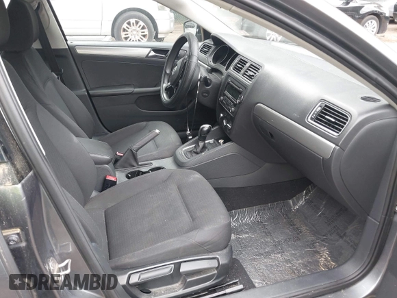 2015 Volkswagen Jetta SE z VIN 3VWD17AJ5FM285988, wystawiony jako IAAI lot #42675179 z przebiegiem 150 815 mil mil oraz . Historia ofert i sprzedaży dostępna na DreamBid. Obrazek 5.
