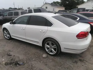 2014 Volkswagen Passat SEL Premium z VIN 1VWCN7A32EC061384, wystawiony jako IAAI lot #42210170 z przebiegiem 152 836 mil mil oraz . Historia ofert i sprzedaży dostępna na DreamBid. Obrazek 3.