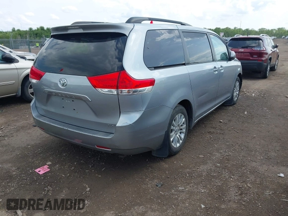 2011 Toyota Sienna XLE AAS z VIN 5TDYK3DC7BS067407, wystawiony jako IAAI lot #42312520 z przebiegiem 175 945 mil mil oraz . Historia ofert i sprzedaży dostępna na DreamBid. Obrazek 4.