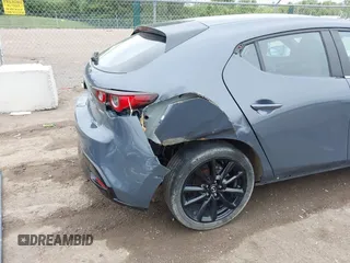 2023 Mazda 3 S Preferred z VIN JM1BPALM9P1623663, wystawiony jako IAAI lot #42341379 z przebiegiem 31 848 mil mil oraz . Historia ofert i sprzedaży dostępna na DreamBid. Obrazek 6.