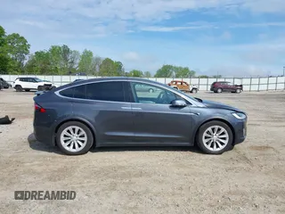 2017 Tesla Model X 90D z VIN 5YJXCBE20HF070235, wystawiony jako IAAI lot #42099344 z przebiegiem 57 686 mil mil oraz . Historia ofert i sprzedaży dostępna na DreamBid. Obrazek 14.