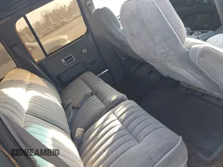 1989 GMC Suburban z VIN 1GKEV16KXKF536870, wystawiony jako IAAI lot #41531645 z przebiegiem 13 976 mil mil oraz . Historia ofert i sprzedaży dostępna na DreamBid. Obrazek 8.