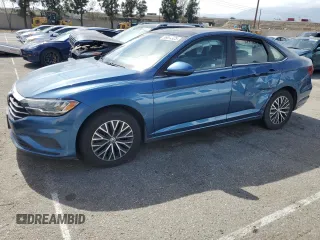 2020 Volkswagen Jetta S z VIN 3VWC57BU8LM105603, wystawiony jako Copart lot #56684925 z przebiegiem 69 945 mil mil oraz Czysty tytuł • Clean title. Historia ofert i sprzedaży dostępna na DreamBid. Obrazek 1.