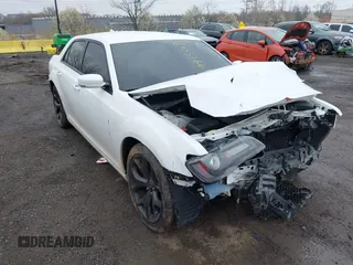 2021 Chrysler 300 S z VIN 2C3CCABG5MH532807, wystawiony jako IAAI lot #41991508 z przebiegiem 75 604 mil mil oraz . Historia ofert i sprzedaży dostępna na DreamBid. Obrazek 1.