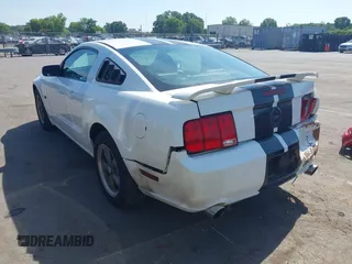 2005 Ford Mustang GT Deluxe z VIN 1ZVFT82H155226414, wystawiony jako IAAI lot #42458005 z przebiegiem 202 773 mil mil oraz . Historia ofert i sprzedaży dostępna na DreamBid. Obrazek 3.
