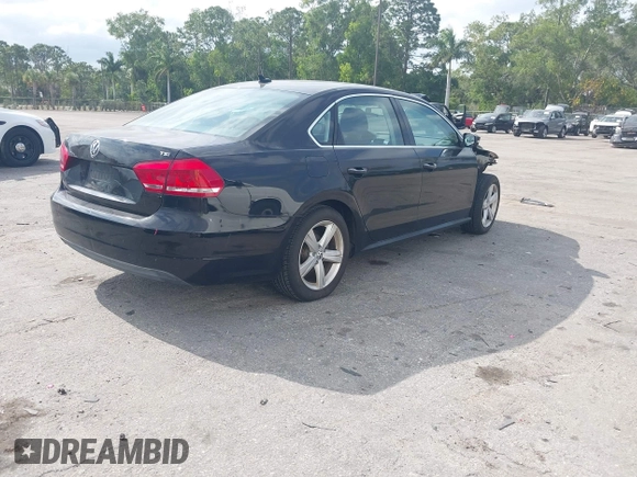 2014 Volkswagen Passat S z VIN 1VWAT7A30EC041728, wystawiony jako IAAI lot #42102295 z przebiegiem 94 768 mil mil oraz . Historia ofert i sprzedaży dostępna na DreamBid. Obrazek 4.