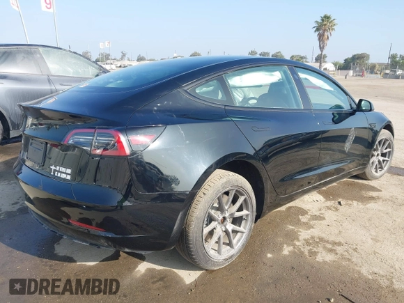 2023 Tesla Model 3 z VIN 5YJ3E1EA0PF680287, wystawiony jako IAAI lot #39491902 z przebiegiem 12 480 mil mil oraz . Historia ofert i sprzedaży dostępna na DreamBid. Obrazek 4.