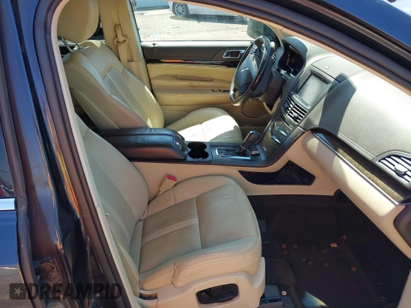 2014 Lincoln MKT EcoBoost z VIN 2LMHJ5ATXEBL57360, wystawiony jako IAAI lot #41976182 z przebiegiem 126 676 mil mil oraz . Historia ofert i sprzedaży dostępna na DreamBid. Obrazek 5.