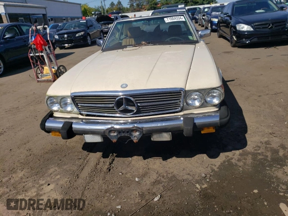 1984 Mercedes-Benz 380 SL z VIN WDBBA45AXEA014440, wystawiony jako Copart lot #71004334 z przebiegiem Nie podano mil oraz Czysty tytuł • Clean title. Historia ofert i sprzedaży dostępna na DreamBid. Obrazek 5.