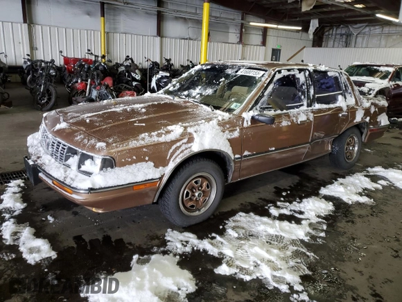 1986 Oldsmobile Cutlass z VIN 2G3AJ19R6G9345283, wystawiony jako Copart lot #41680155 z przebiegiem 30 900 mil mil oraz Tytuł czysty. Historia ofert i sprzedaży dostępna na DreamBid. Obrazek 1.