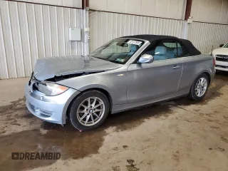 2011 BMW 1 Series 128i z VIN WBAUL7C57BVM80274, wystawiony jako Copart lot #52127595 z przebiegiem 104 952 mil mil oraz Szkoda całkowita • Salvage title. Historia ofert i sprzedaży dostępna na DreamBid. Obrazek 1.