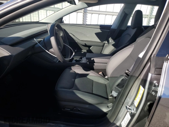 2025 Tesla Model 3 Long Range z VIN 5YJ3E1EA8SF927015, wystawiony jako Copart lot #89373905 z przebiegiem 91 mil mil oraz Szkoda całkowita • Salvage title. Historia ofert i sprzedaży dostępna na DreamBid. Obrazek 7.