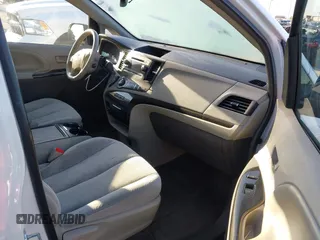 2014 Toyota Sienna LE AAS z VIN 5TDKK3DC9ES460142, wystawiony jako IAAI lot #42140187 z przebiegiem 150 616 mil mil oraz . Historia ofert i sprzedaży dostępna na DreamBid. Obrazek 5.