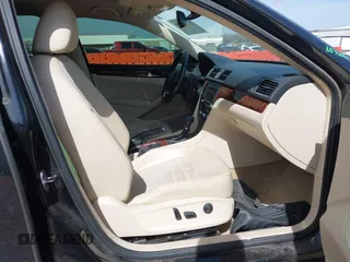 2013 Volkswagen Passat SEL Premium z VIN 1VWCN7A36DC122864, wystawiony jako IAAI lot #41818668 z przebiegiem 152 506 mil mil oraz . Historia ofert i sprzedaży dostępna na DreamBid. Obrazek 5.