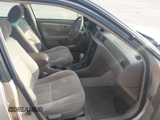 1998 Toyota Camry LE z VIN 4T1BG22K0WU232402, wystawiony jako IAAI lot #42274322 z przebiegiem 222 286 mil mil oraz . Historia ofert i sprzedaży dostępna na DreamBid. Obrazek 5.