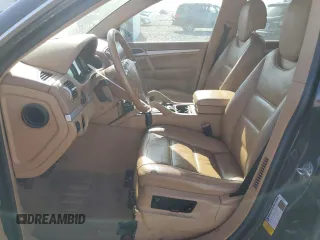 2009 Porsche Cayenne z VIN WP1AA29P49LA01322, wystawiony jako Copart lot #61835725 z przebiegiem Nie podano mil oraz Czysty tytuł • Clean title. Historia ofert i sprzedaży dostępna na DreamBid. Obrazek 7.
