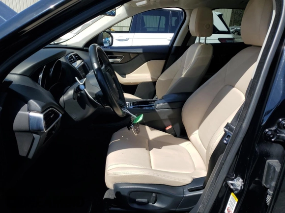 2018 Jaguar F-Pace 25t Premium z VIN SADCJ2FX9JA282892, wystawiony jako Copart lot #53068225 z przebiegiem 75 182 mil mil oraz Szkoda całkowita • Salvage title. Historia ofert i sprzedaży dostępna na DreamBid. Obrazek 7.