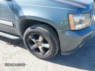 2008 Chevrolet Suburban LTZ z VIN 1GNFC160X8R173120, wystawiony jako IAAI lot #41422800 z przebiegiem 240 167 mil mil oraz . Historia ofert i sprzedaży dostępna na DreamBid. Obrazek 6.