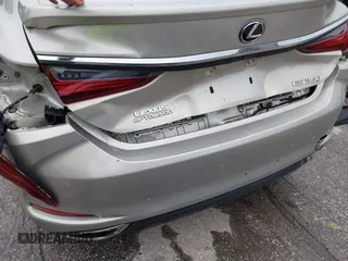 2020 Lexus ES with VIN 58ADZ1B13LU065431, listed as a IAAI auction lot 40466609 with 35,488 mi miles. Bid and sale history available at carsss.com. Image 17.