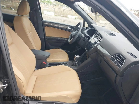 2024 Volkswagen Tiguan SE with VIN 3VVMB7AX7RM042855, listed as a IAAI auction lot 42223748 with 14,077 mi miles and . Bid and sale history available at DreamBid. Image 5.