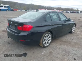 2015 BMW 3 Series 328i xDrive z VIN WBA3B5G53FNS16309, wystawiony jako IAAI lot #42093692 z przebiegiem 84 229 mil mil oraz . Historia ofert i sprzedaży dostępna na DreamBid. Obrazek 4.