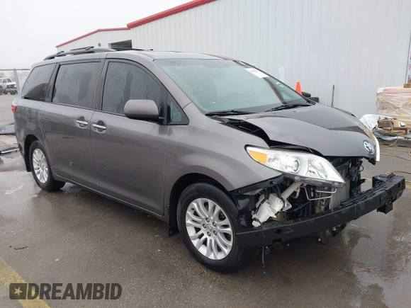 2017 Toyota Sienna XLE Auto Access Seat with VIN 5TDYZ3DC8HS776058, listed as a IAAI auction lot 41945909 with 138,899 mi miles. Bid and sale history available at carsss.com. Image 1.