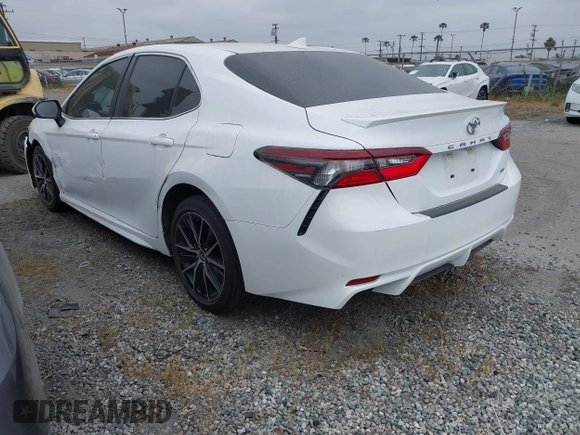 2022 Toyota Camry SE z VIN 4T1G11AK4NU675377, wystawiony jako IAAI lot #42057960 z przebiegiem 46 936 mil mil oraz . Historia ofert i sprzedaży dostępna na DreamBid. Obrazek 3.