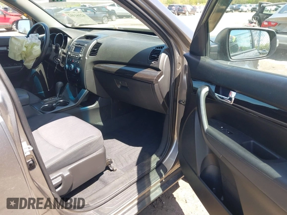 2011 Kia Sorento LX with VIN 5XYKT4A15BG175047, listed as a IAAI auction lot 42161402 with 102,509 mi miles and . Bid and sale history available at DreamBid. Image 5.