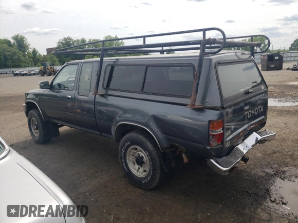 1991 Toyota Pickup DLX z VIN JT4VN13G3M5064161, wystawiony jako Copart lot #57963035 z przebiegiem 232 994 mil mil oraz Szkody całkowita. Historia ofert i sprzedaży dostępna na DreamBid. Obrazek 2.