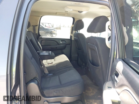 2010 Chevrolet Suburban LS z VIN 1GNUKHE36AR207087, wystawiony jako IAAI lot #41729820 z przebiegiem 266 177 mil mil oraz . Historia ofert i sprzedaży dostępna na DreamBid. Obrazek 8.
