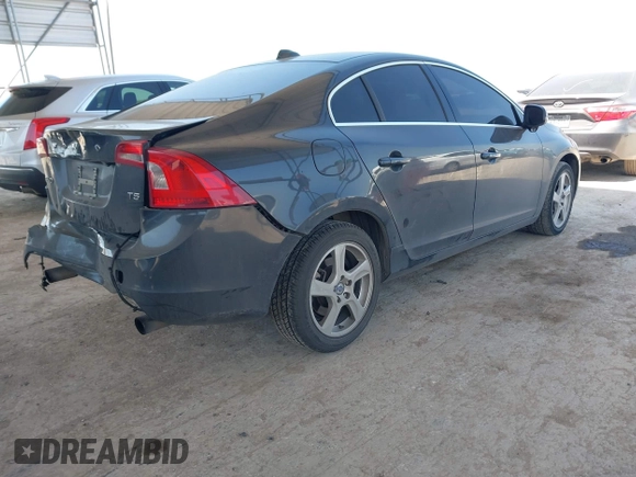 2013 Volvo S60 T5 Premier z VIN YV1612FS4D2217471, wystawiony jako IAAI lot #41986419 z przebiegiem 96 910 mil mil oraz . Historia ofert i sprzedaży dostępna na DreamBid. Obrazek 4.
