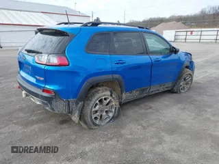 2022 Jeep Cherokee Trailhawk z VIN 1C4PJMBX1ND539319, wystawiony jako IAAI lot #41811178 z przebiegiem 49 922 mil mil oraz . Historia ofert i sprzedaży dostępna na DreamBid. Obrazek 4.