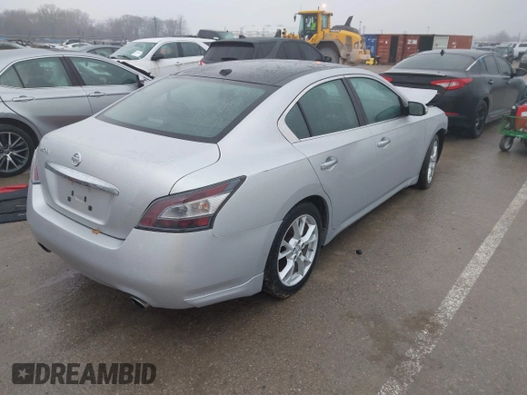 2013 Nissan Maxima SV z VIN 1N4AA5AP3DC821260, wystawiony jako IAAI lot #41504016 z przebiegiem Nie podano mil oraz . Historia ofert i sprzedaży dostępna na DreamBid. Obrazek 4.