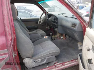 1990 Toyota Pickup SR5 z VIN JT4VN13G8L5037875, wystawiony jako IAAI lot #41986781 z przebiegiem 321 404 mil mil oraz . Historia ofert i sprzedaży dostępna na DreamBid. Obrazek 5.