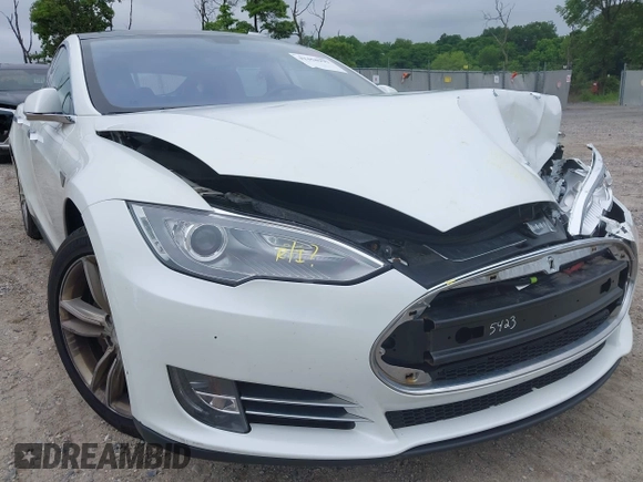 2013 Tesla Model S Performance z VIN 5YJSA1DP1DFP16609, wystawiony jako IAAI lot #42458995 z przebiegiem 110 722 mil mil oraz . Historia ofert i sprzedaży dostępna na DreamBid. Obrazek 20.