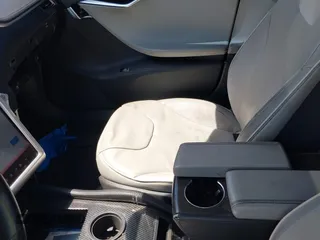 2013 Tesla Model S Performance z VIN 5YJSA1DP9DFP06121, wystawiony jako IAAI lot #42511097 z przebiegiem 100 990 mil mil oraz . Historia ofert i sprzedaży dostępna na DreamBid. Obrazek 5.