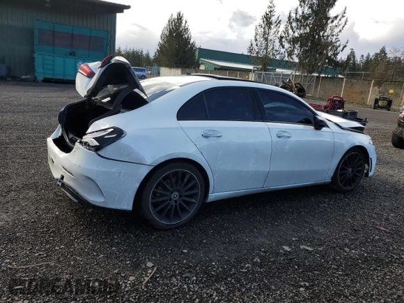 2019 Mercedes-Benz A 220 z VIN WDD3G4FB9KW021914, wystawiony jako Copart lot #49071225 z przebiegiem 61 233 mil mil oraz Szkoda całkowita • Salvage title. Historia ofert i sprzedaży dostępna na DreamBid. Obrazek 3.