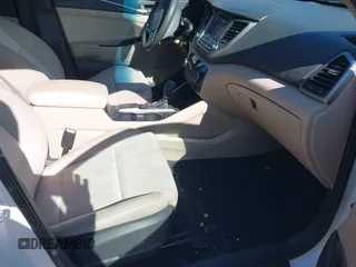 2017 Hyundai Tucson SE with VIN KM8J3CA40HU403622, listed as a IAAI auction lot 41698388 with 98,620 mi miles. Bid and sale history available at carsss.com. Image 5.