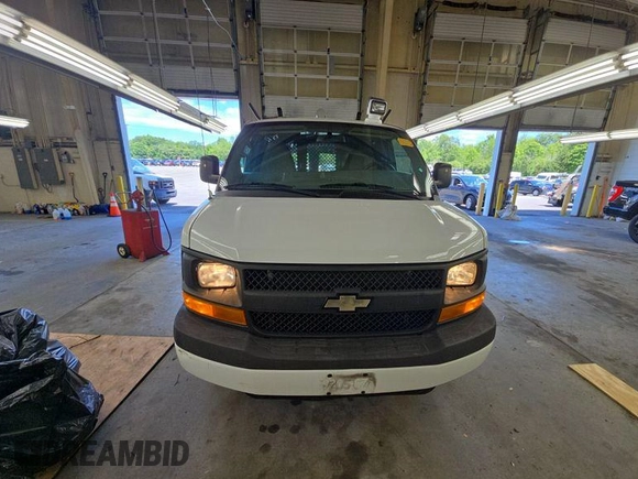 2014 Chevrolet Express Cargo z VIN 1GCSGAFX3E1200712, wystawiony jako IAAI lot #42854205 z przebiegiem 64 421 mil mil oraz . Historia ofert i sprzedaży dostępna na DreamBid. Obrazek 9.