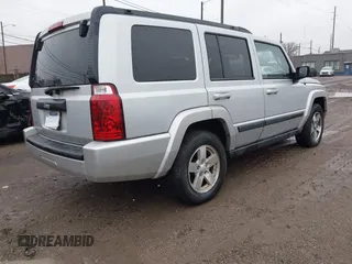 2008 Jeep Commander Sport z VIN 1J8HG48K88C135385, wystawiony jako IAAI lot #41044576 z przebiegiem 174 695 mil mil oraz . Historia ofert i sprzedaży dostępna na DreamBid. Obrazek 4.